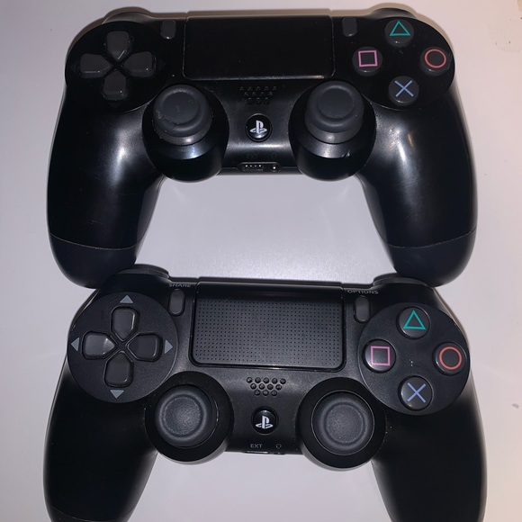 Ps4 with two controllers - Picture 1 of 2